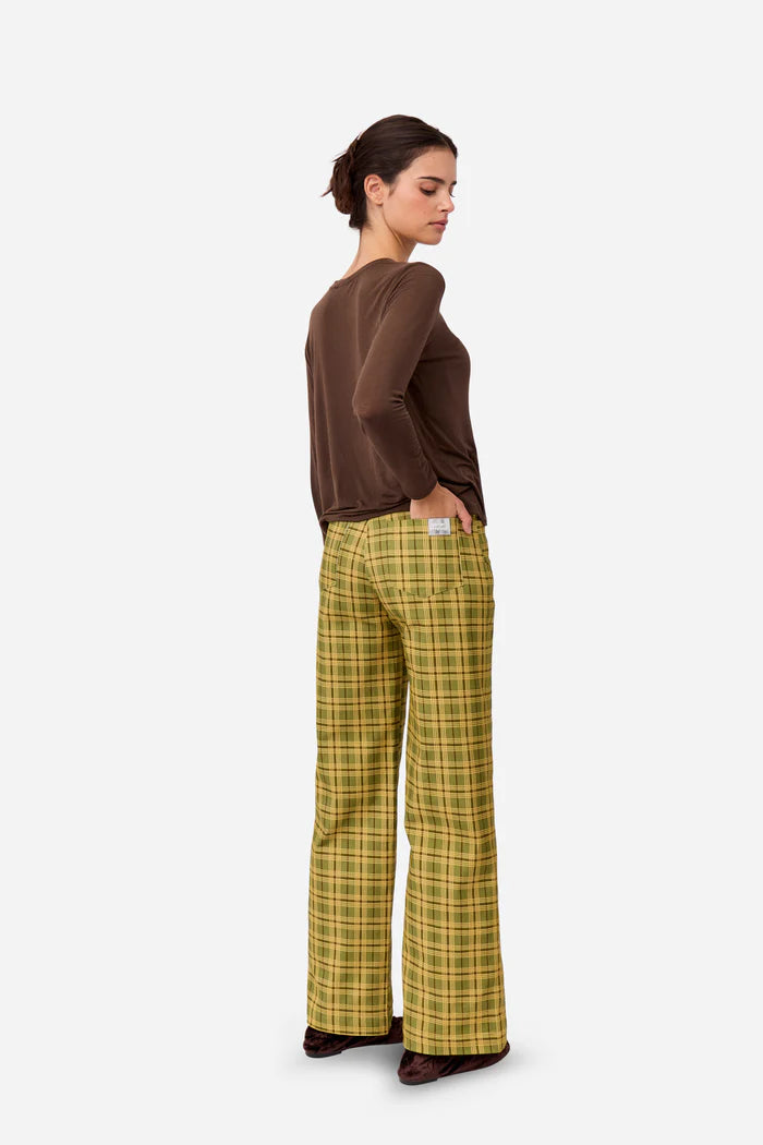Effortless Chic Wide-Leg Trousers